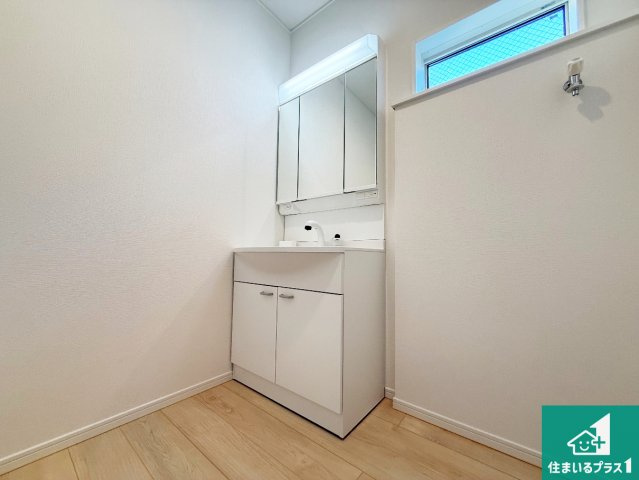 岸和田市池尻町　第3期　新築一戸建ての独立洗面台|清潔感のある洗面台です。フラットな鏡は掃除がしやすく毎日清潔！鏡裏には収納があるのでスッキリとした洗面台が保てます。