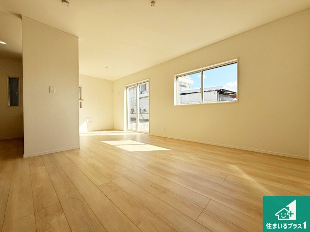 岸和田市池尻町　第3期　新築一戸建ての居間・リビング|日当たり良好の明るいリビングで朝の目覚めもスッキリできそう！対面キッチンでご家族のコミュニケーションも自然と増える設計！小さなお子様が遊ぶスペースを作っても広々とくつろげるLDK！