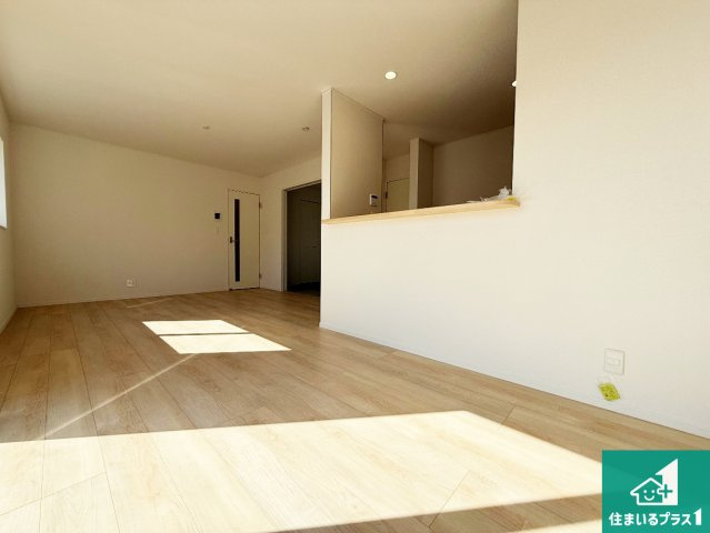 岸和田市池尻町　第3期　新築一戸建ての居間・リビング|シンプルなリビングは、観葉植物等のインテリアを楽しめますね！パパ好みにも、ママ好みにも家具次第で雰囲気を変えることができます！