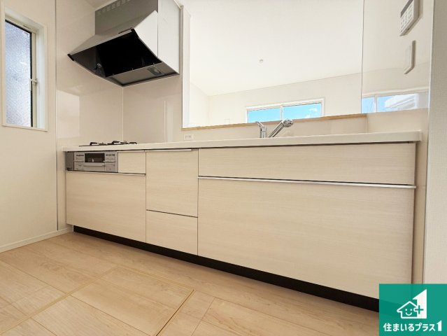 岸和田市池尻町　第3期　新築一戸建てのキッチン|リビングと統一感があり、使い勝手のいいキッチン。広々としているので、二人並んで作業が出来ちゃいます。お子様と一緒に色々なお料理に挑戦できるスペースがあります。