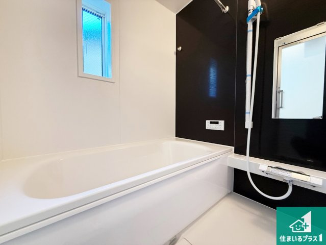 岸和田市池尻町　第3期　新築一戸建ての浴室|足をゆったり伸ばして寛げる浴槽です。窓が設けられていますので差し込む光が明るく穏やかな雰囲気にしてくれます♪浴室乾燥機も設置しているので、雨の日の洗濯物も安心です♪