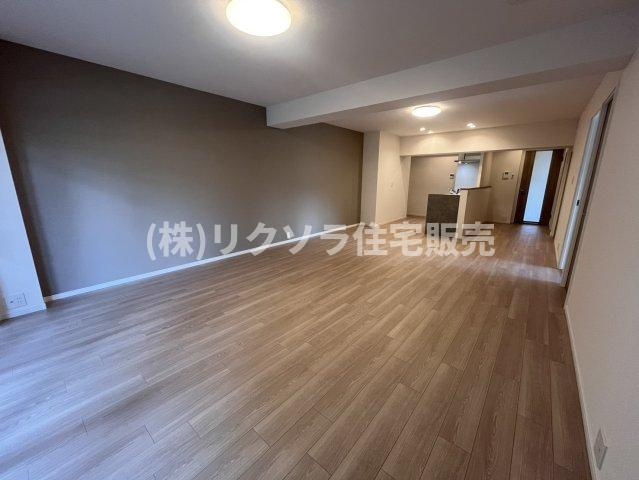 香里ヶ丘セントポリア壱号の居間・リビング|LDK25.2帖
■物件内覧・資金計画相談・住宅ローン相談、リフォーム相談、お問合せ受付中■
※当日・翌日のご内覧、ご相談はお電話でのお問合せがスムーズです！