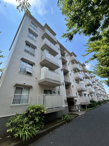 第一みつわ台ハイツ4号棟の外観|緑豊かな環境に建つマンション。管理が行き届き、清潔感のある外観が印象的です。各住戸にバルコニーがあり、南向き住戸は陽当たりの良さも魅力です。