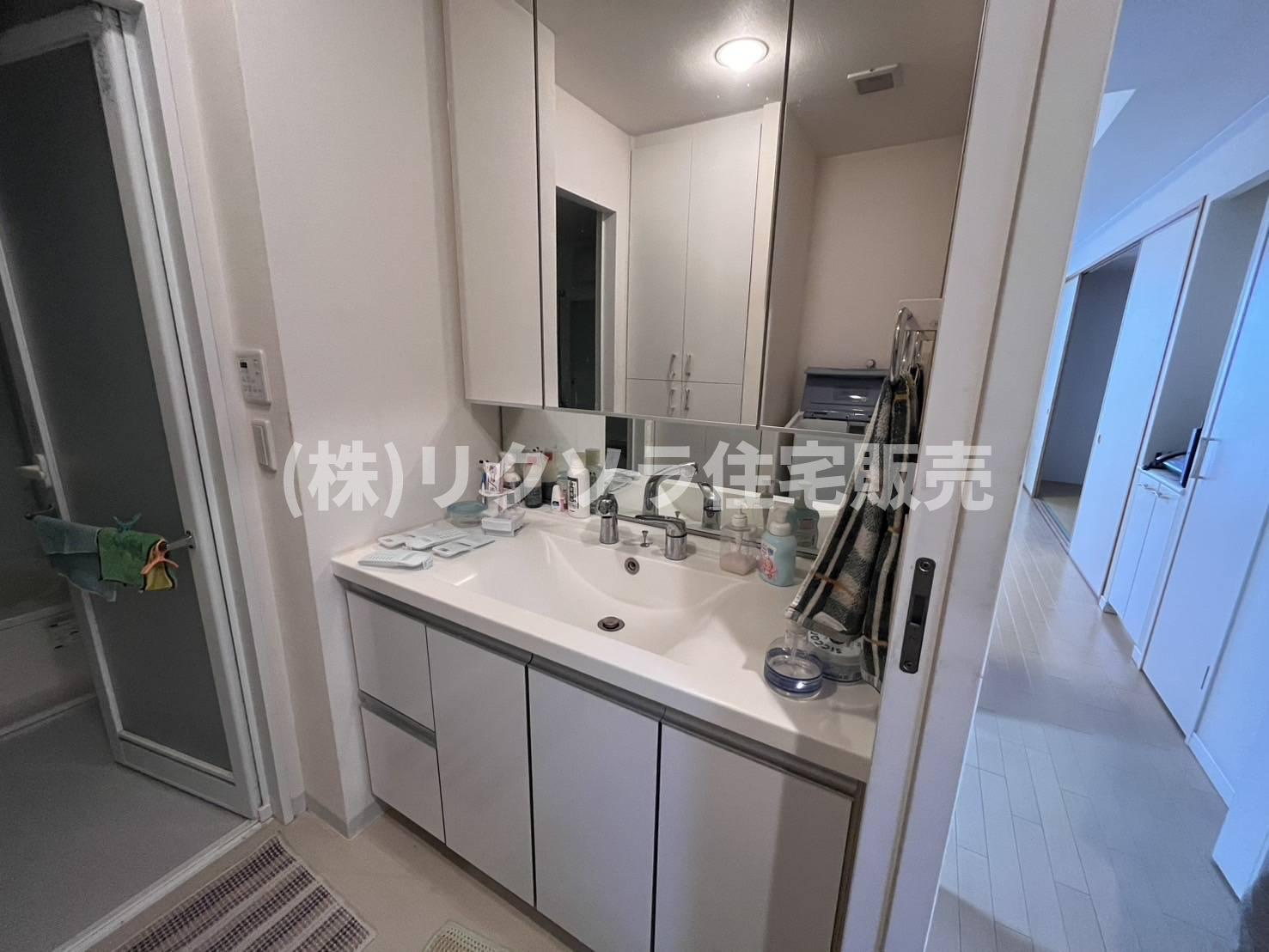 ロイヤルメドゥ香里園タワーの独立洗面台|■物件内覧・資金計画相談・住宅ローン相談、リフォーム相談、お問合せ受付中■
※当日・翌日のご内覧、ご相談はお電話でのお問合せがスムーズです！