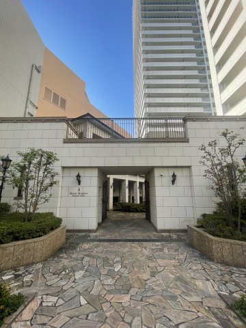 ロイヤルメドゥ香里園タワーの現況写真|東側エントランス
■物件内覧・資金計画相談・住宅ローン相談、リフォーム相談、お問合せ受付中■
※当日・翌日のご内覧、ご相談はお電話でのお問合せがスムーズです！