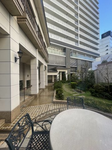 ロイヤルメドゥ香里園タワーの現況写真|東側エントランス
■物件内覧・資金計画相談・住宅ローン相談、リフォーム相談、お問合せ受付中■
※当日・翌日のご内覧、ご相談はお電話でのお問合せがスムーズです！