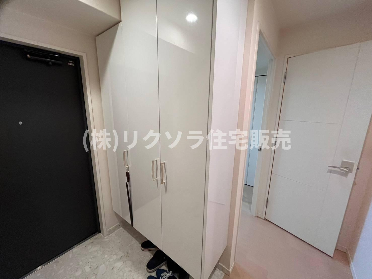 ロイヤルメドゥ香里園タワーの収納|玄関収納
■物件内覧・資金計画相談・住宅ローン相談、リフォーム相談、お問合せ受付中■
※当日・翌日のご内覧、ご相談はお電話でのお問合せがスムーズです！