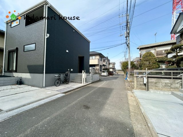 桶川市坂田971　新築戸建　ハートフルタウンAの前面道路含む現地写真