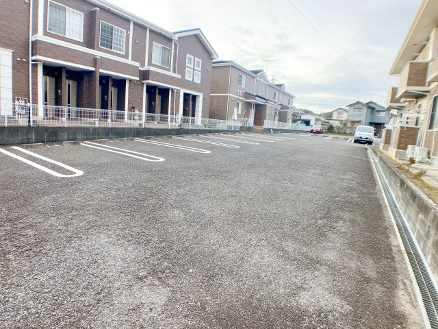 アルモニースクエアＤの駐車場