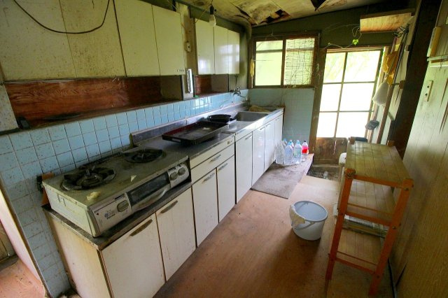 秋鹿町中古戸建のキッチン|キッチンになります。天井の状態も悪く改修が必要になります。
