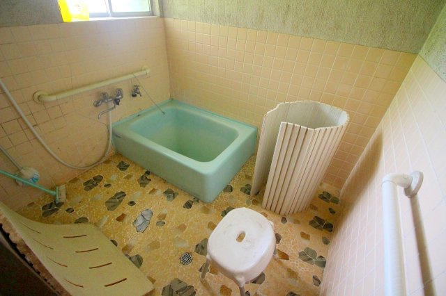 秋鹿町中古戸建の浴室|約1坪の浴室になります。シャワー等もございます。