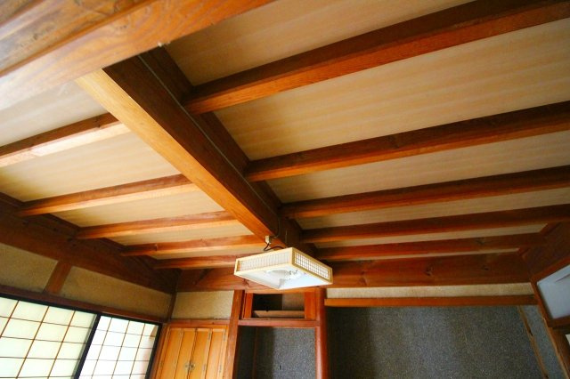 秋鹿町中古戸建の内装|天井等も味のある構造体になります。昭和30年新築の不動産になります。