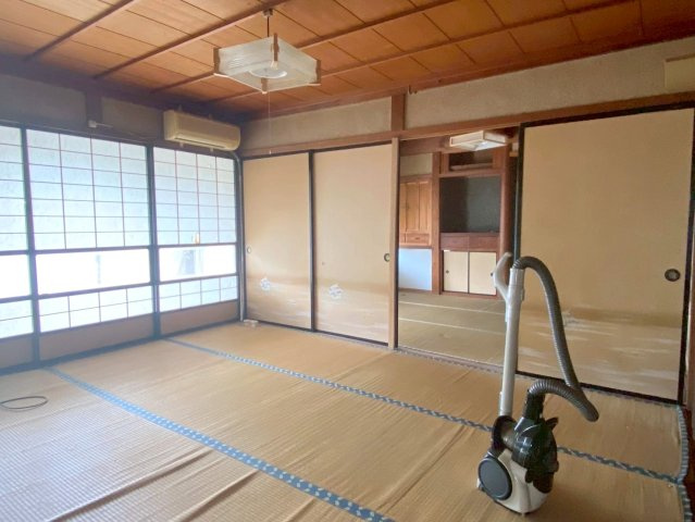 秋鹿町中古戸建の居間・リビング|1階和室になります。南方向に大きな開口があり、日当たりの良い住宅になります。