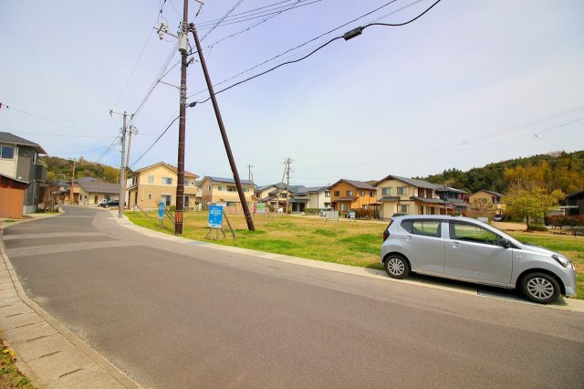 秋鹿町中古戸建の前面道路含む現地写真|新規分譲地の立ち並ぶ地域になります。