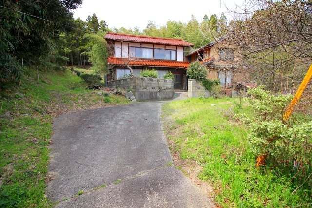 秋鹿町中古戸建の周辺|坂も急ではなく緩やかになります。また、山が近くにありますが、土砂災害警戒区域からは外れております。