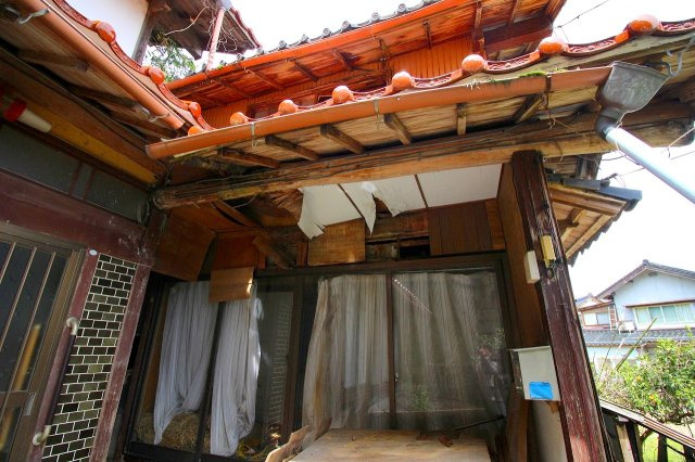 秋鹿町中古戸建の外観|≪付属建物≫
建物の傷み・雨漏れがあり解体が必要になります。解体費約120～150万円になります。