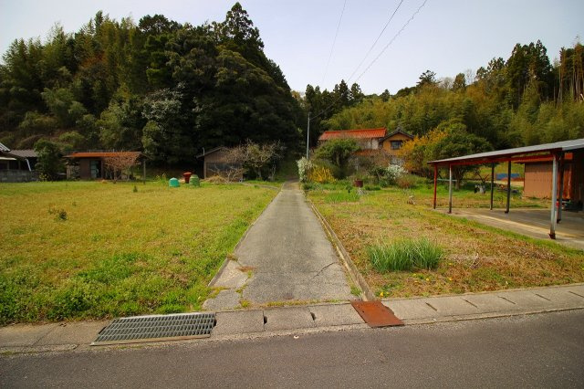 秋鹿町中古戸建の前面道路含む現地写真|進入路が約2ｍになります。隣地所有者様の敷地の一部を使用させて頂いており、年間約2000円の負担がございます。