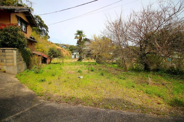 秋鹿町中古戸建の駐車場|物件正面の空地も対象地となります。駐車場又は家庭菜園用地としても最適です。