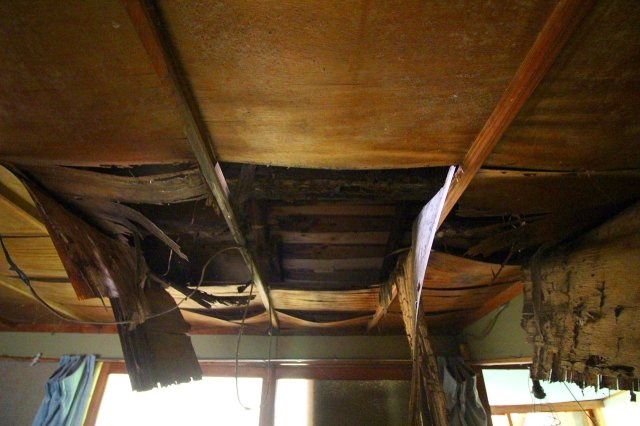 秋鹿町中古戸建の内装|雨漏れ要因で2～3カ所、天井が破損しております。