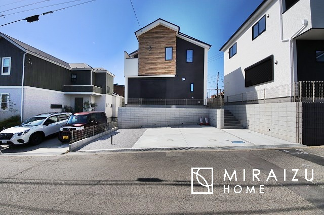 【外観】 | 青く澄み渡った綺麗な空と、陽の光をたっぷりと受ける、そんな新築住宅で新生活をスタートしてみませんか？見学・ご相談等、ミライズホーム(株)までお気軽にご連絡下さい