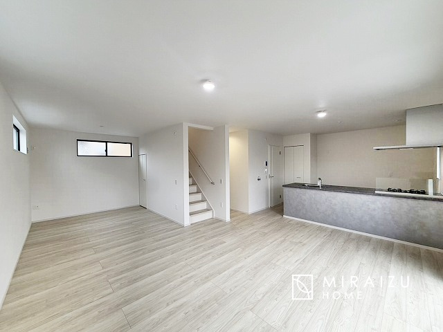 【居間・リビング】 | お子さんが宿題をしたり、ちょっとした作業もできる、家族みんながそれぞれの時間を過ごせるリビングです。