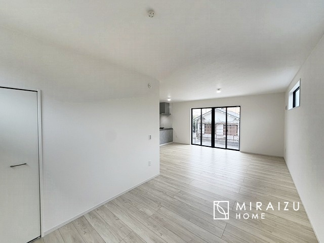 【居間・リビング】 | 窓が多いと温かな太陽の光と心地いい風が室内へと入ります。家族が集まるリビングは明るく過ごしやすいつくりです。窓が多いお家は住みやすい証です。