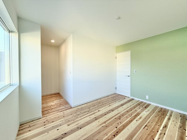 浜名区中瀬の洋室|北側ですが採光がしっかり確保されているため、明るいお部屋となっています。
