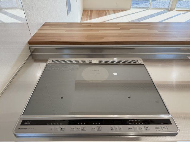 浜名区中瀬のキッチン|使いやすい3つ口コンロ！IHクッキングヒーターはお手入れも楽々！
