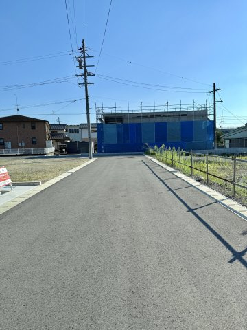 浜名区中瀬の前面道路含む現地写真|前面道路は車がほとんど通らないので、小さいお子さんがいる家庭でも安心できますね。
