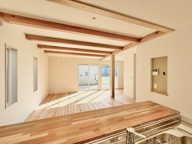 浜名区中瀬の居間・リビング|キッチンからのリビングの風景です。あたたかな印象のリビングはご家族のだんらんのスペース！
