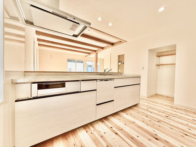 浜名区中瀬のキッチン|広々としたキッチンは清潔感のある空間！毎日の食事の支度が楽しくなりそうですね！