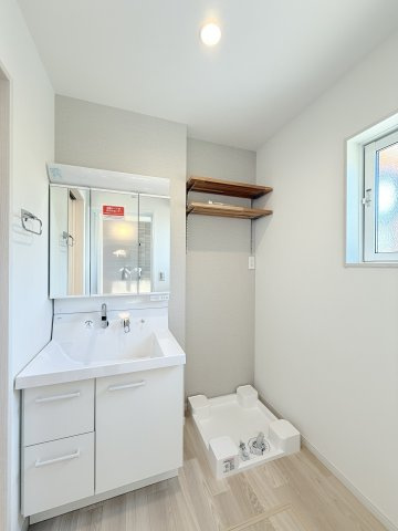 浜名区中瀬の独立洗面台|3面鏡の洗面台は、メイク道具等の細々した物もスッキリと収納していただけます。
