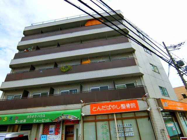 エスティライフ富田林の外観