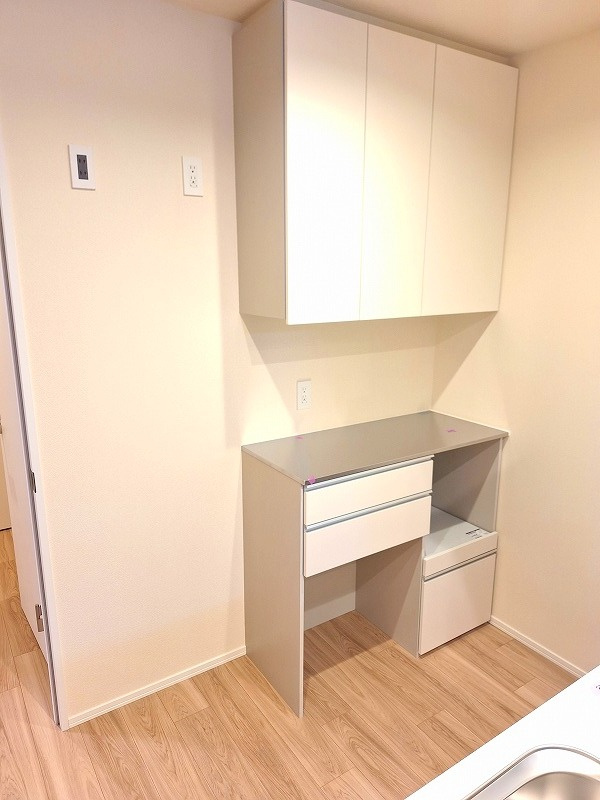 仮　南小岩５丁目メゾンの居間・リビング|食器棚