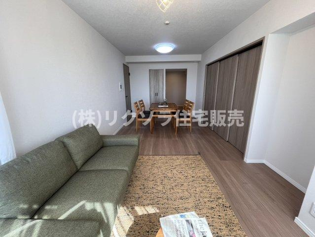 メロディーハイム香里ヶ丘ツインビューベガタワーの居間・リビング|LDK13.9帖
■物件内覧・資金計画相談・住宅ローン相談、リフォーム相談、お問合せ受付中■
※当日・翌日のご内覧、ご相談はお電話でのお問合せがスムーズです！