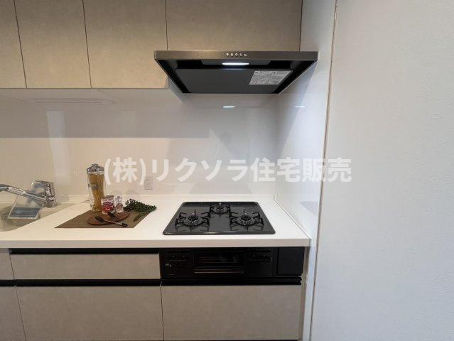 メロディーハイム香里ヶ丘ツインビューベガタワーのキッチン|ビルトイン三口コンロ
■物件内覧・資金計画相談・住宅ローン相談、リフォーム相談、お問合せ受付中■
※当日・翌日のご内覧、ご相談はお電話でのお問合せがスムーズです！