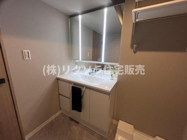 メロディーハイム香里ヶ丘ツインビューベガタワーの独立洗面台|三面鏡付き独立洗面台
■物件内覧・資金計画相談・住宅ローン相談、リフォーム相談、お問合せ受付中■
※当日・翌日のご内覧、ご相談はお電話でのお問合せがスムーズです！