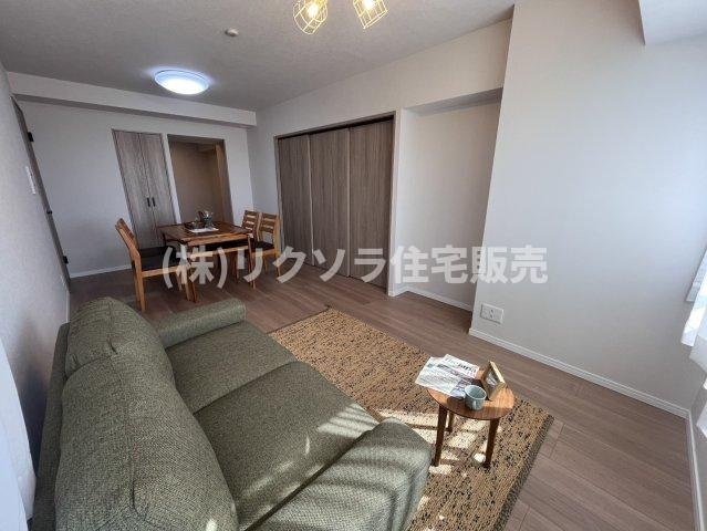 メロディーハイム香里ヶ丘ツインビューベガタワーの居間・リビング|LDK13.9帖
■物件内覧・資金計画相談・住宅ローン相談、リフォーム相談、お問合せ受付中■
※当日・翌日のご内覧、ご相談はお電話でのお問合せがスムーズです！