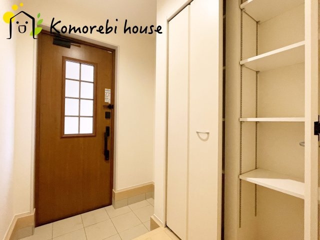 鴻巣松原　2期　新築一戸建て　リーブルガーデン　02の玄関|明るく使いやすい玄関で、家族の生活をスムーズに。収納や導線も配慮された万能空間です。