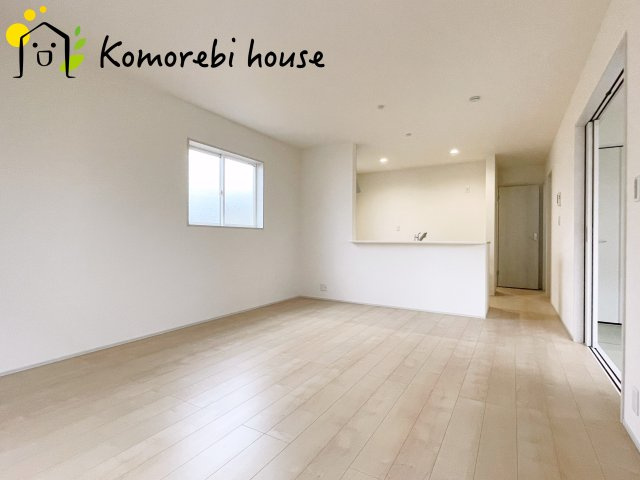 鴻巣松原　2期　新築一戸建て　リーブルガーデン　02の居間・リビング|高性能窓と断熱材を採用したLDKで、冷暖房効率アップ。家族が集まる時間も快適に過ごせるリビングです。