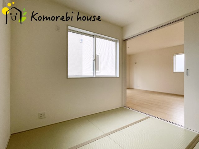 鴻巣松原　2期　新築一戸建て　リーブルガーデン　02の和室|畳のやわらかな感触が心地よい和室は、客間や家族のくつろぎスペースとして活躍。お昼寝や来客対応など使い道が幅広く、落ち着いた時間を過ごせる癒しの一室です。