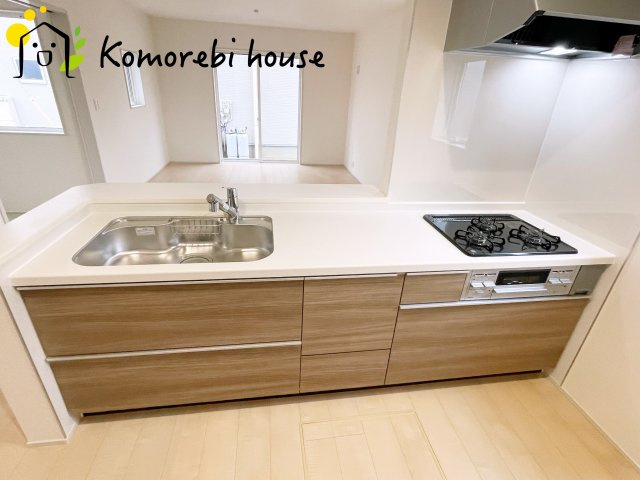 鴻巣松原　2期　新築一戸建て　リーブルガーデン　02のキッチン|収納豊富なキッチンで、食器や調理器具もすっきり整理。毎日の料理が楽しくなる空間です。