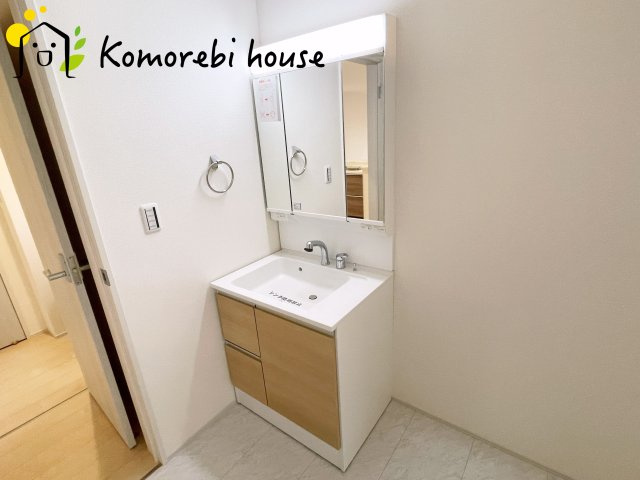 鴻巣松原　2期　新築一戸建て　リーブルガーデン　02の独立洗面台|散らかりがちな洗面周りもスッキリまとまる収納付き洗面台。タオルや日用品を入れてもゆとりがあり、生活感を見せない美しい空間をつくります。