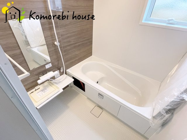 鴻巣松原　2期　新築一戸建て　リーブルガーデン　02の浴室|追い焚き機能付き、いつでも温かいお風呂に入りたい時にすぐ適温へ。浴室には窓もあり、換気がしやすく湿気がこもりにくいため、カビ対策としても優れた快適なバスルームです。