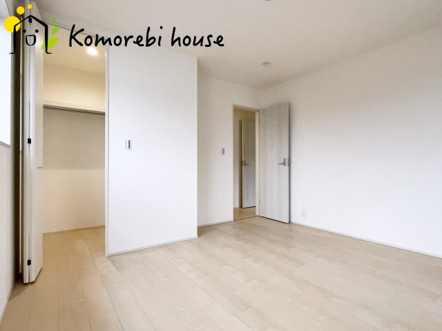 鴻巣松原　2期　新築一戸建て　リーブルガーデン　02の寝室|寝室にはゆとりのある広さがあり、大きめのベッドも余裕をもって配置できます。
実際に内覧いただければ、サイズ感もよりイメージしやすいと思います。採寸もその場でご協力いたしますので、ぜひお確かめください。