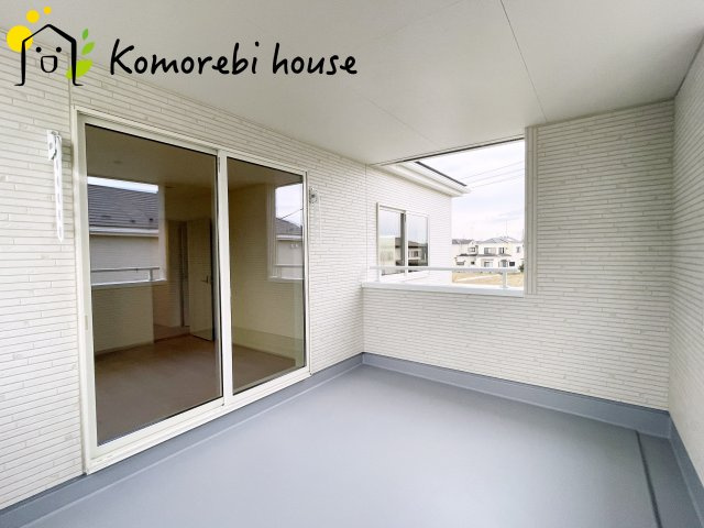 鴻巣松原　2期　新築一戸建て　リーブルガーデン　02のバルコニー|屋根付きのインナーバルコニーは雨の日でも安心して洗濯物が干せる便利な空間。外からの視線も気になりにくく、ちょっとした憩いの場としても使えます。