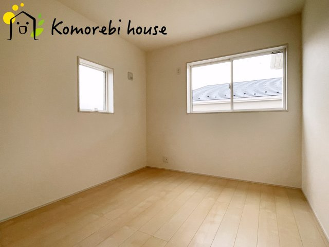 鴻巣松原　2期　新築一戸建て　リーブルガーデン　02の洋室|広さにゆとりがあるので、衣装ラックや小さなドレッサーも置けるのが魅力。朝の身支度もスムーズになり、一日の始まりを快適に迎えられます。