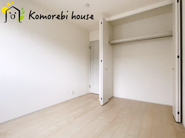 鴻巣松原　2期　新築一戸建て　リーブルガーデン　02の収納|収納付きでゆとりのある空間。寝室としても使え、衣類やおもちゃもスッキリ片付く快適な部屋。