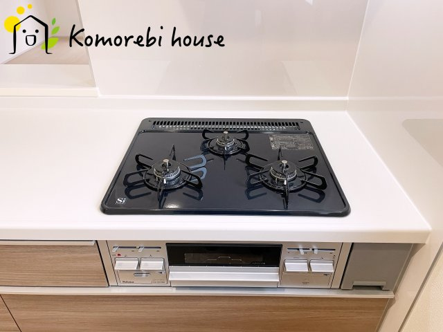 鴻巣松原　2期　新築一戸建て　リーブルガーデン　02のキッチン|同時調理が叶う3口コンロと便利なグリル付き。忙しい朝のお弁当作りも、夕食の複数メニューもスムーズにこなせる頼れる設備です。