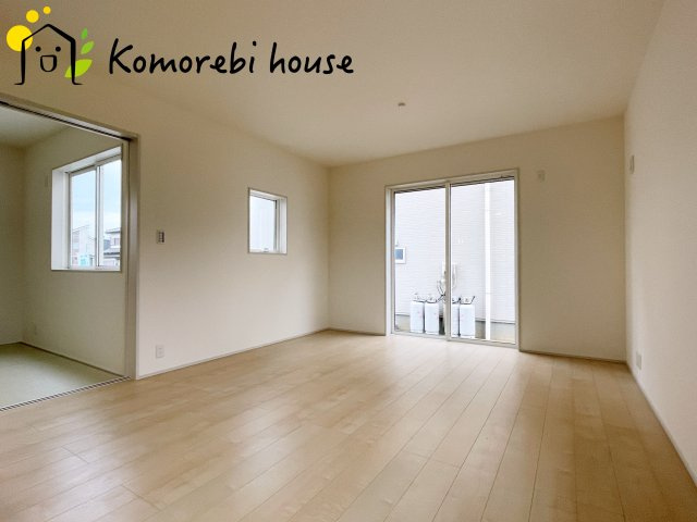 鴻巣松原　2期　新築一戸建て　リーブルガーデン　02の居間・リビング|縦に広がるLDKは、空間を効率的に使える設計。キッチンからリビング、ダイニングまで家族の気配を感じられます。
